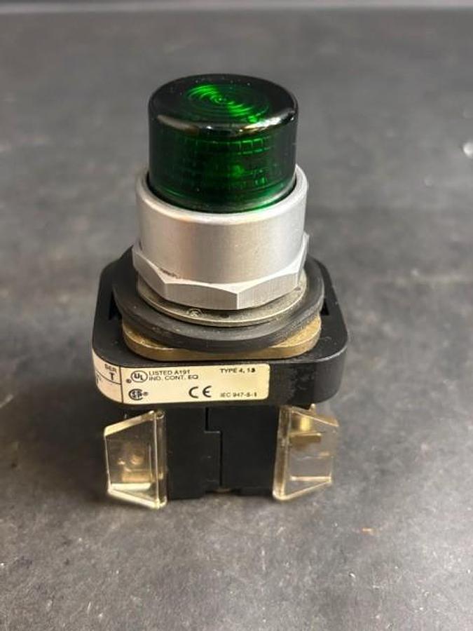 Used ALLEN BRADLEY 800T-QT25 SERIES T GREEN PUSHBUTTON SWITCH ($16 OBO)