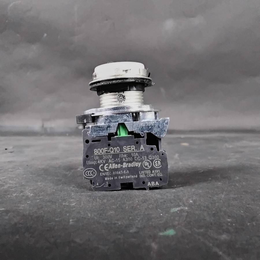 Used ALLEN BRADLEY 800F-Q10 SER A WHITE PUSHBUTTON ($20 OBO)