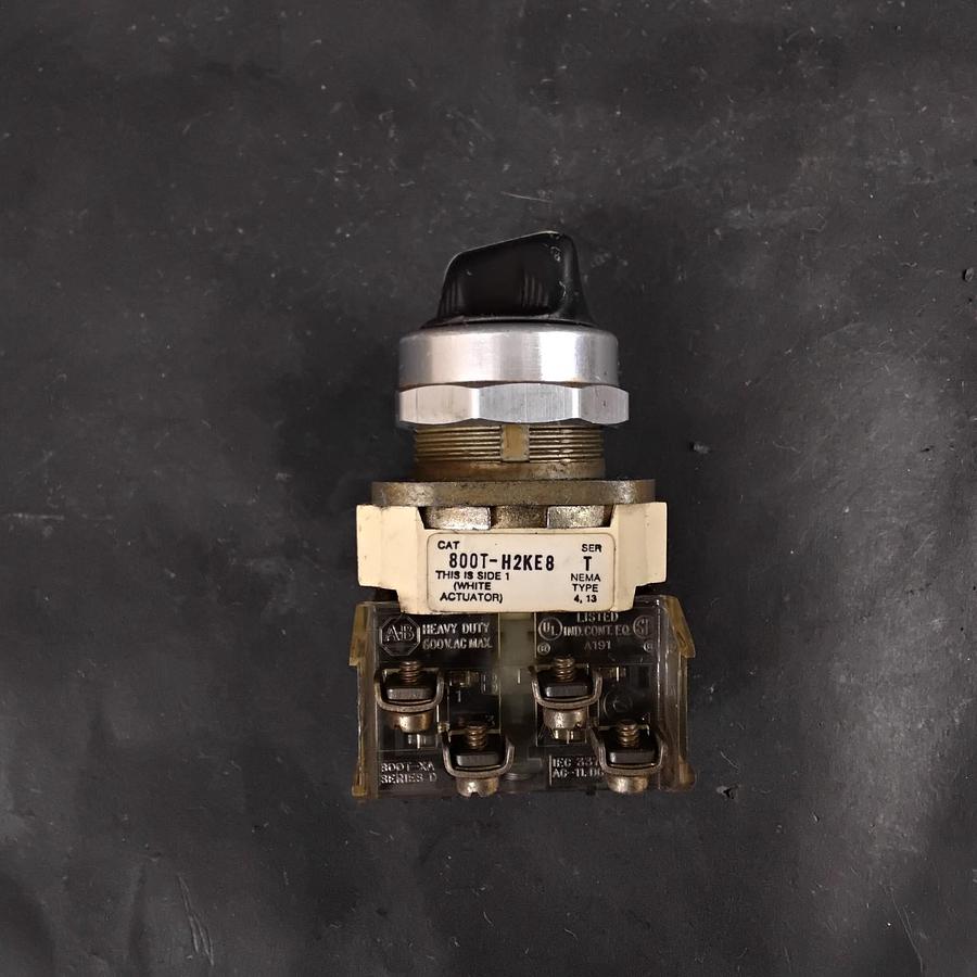 Used ALLEN BRADLEY 800T-H2KE8 SER T SELECTOR SWITCH ($16 OBO)