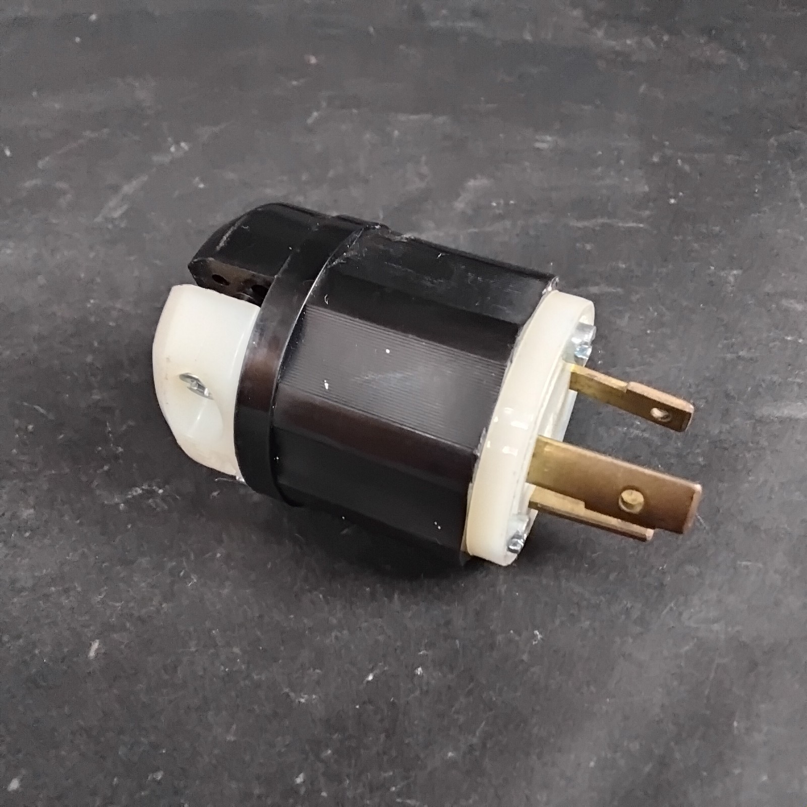 Used LEVITON L6-30 LOCKING PLUG ($11 OBO)