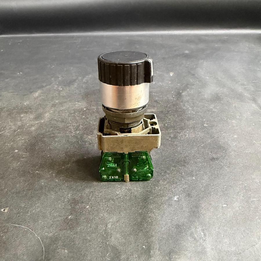 Used ALLEN BRADLEY 800E-2X01, 800E-2X10 BLACK SWITCH ($25 OBO)