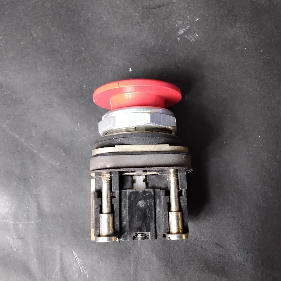 Used ALLEN-BRADLEY 800T-XD2 PUSHBUTTON ($25 OBO)