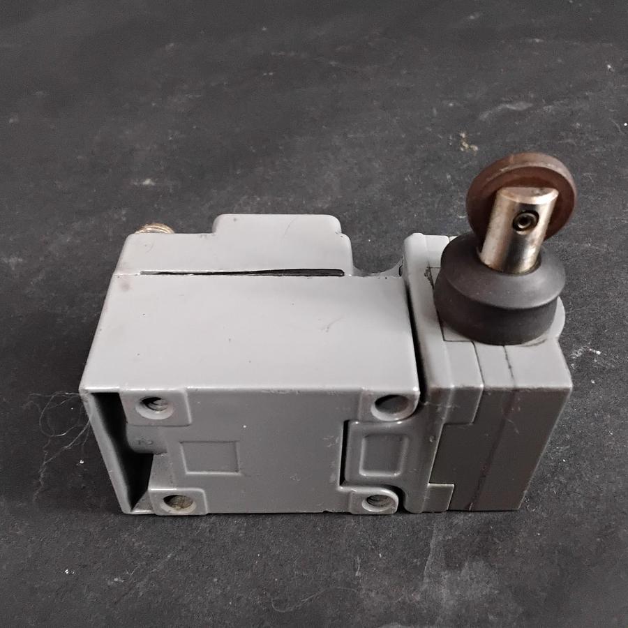 Used SQUARE D 9007C52F LIMIT SWITCH SERIES A ($35 OBO)