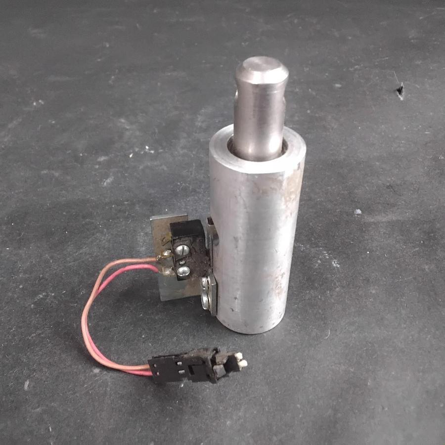 Used PNEUMATIC CYLINDER W/ SS-5GL2 LIMIT SWITCH ($15 OBO)