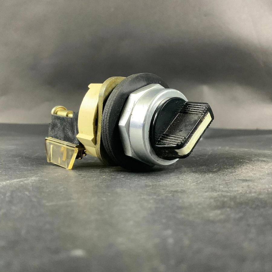 Used ALLEN BRADLEY 800T-H2 SERIES T POSITION SELECTOR SWITCH ($30 OBO)