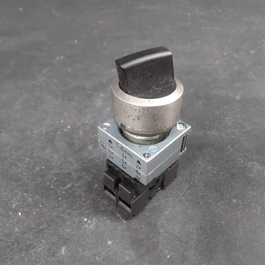 Used SIEMENS 3SB3400-0B SELECTOR SWITCH ($16 OBO)