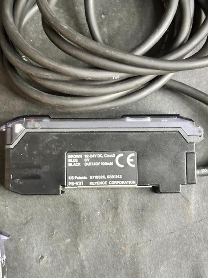 Used KEYENCE CORP FS-V31 OPTICAL FIBER SENSOR - GROUP OF 2