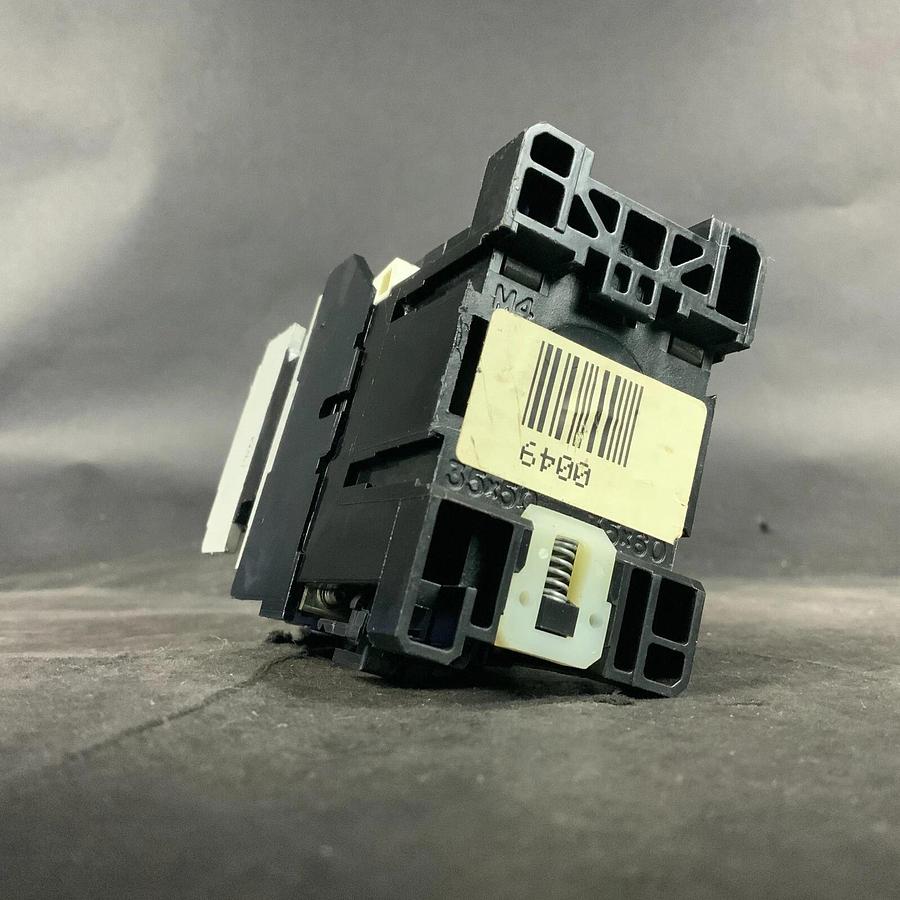 Used ALLEN BRADLEY 100-A09ND3 CONTACTOR W/ AUX CONTACT ($20 OBO)