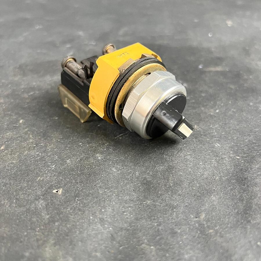 Used ALLEN BRADLEY 800T-J2 SER N SELECTOR SWITCH ($27 OBO)