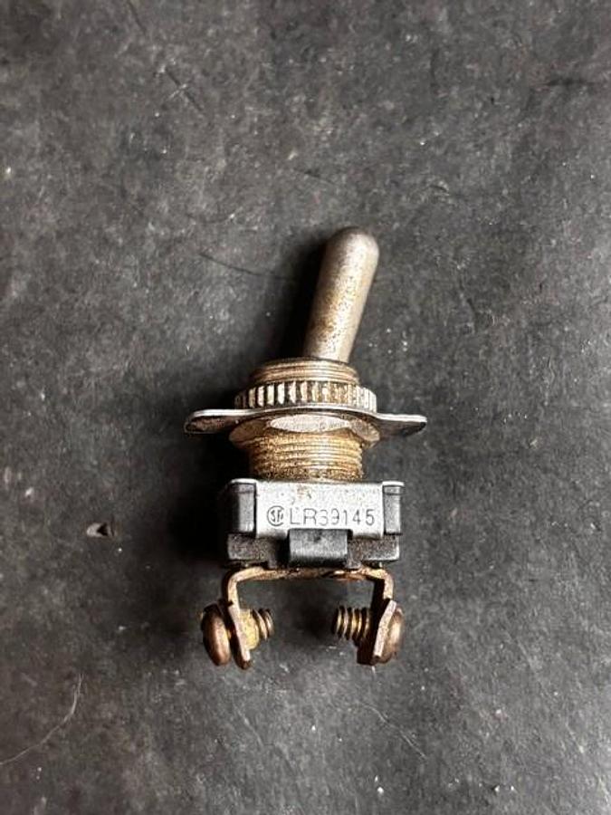 Used GARDNER BENDER LR39145 TOGGLE SWITCH ($4 OBO)