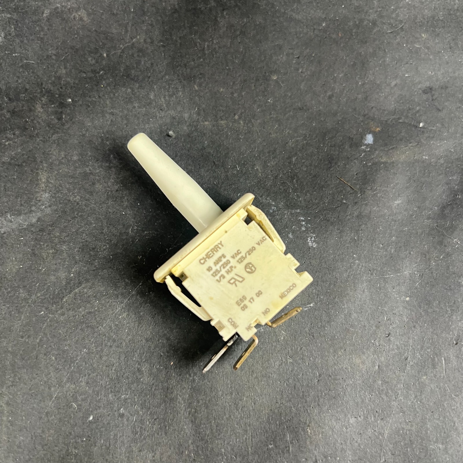 Used CHERRY 10 AMP PUSH BUTTON SWITCH ($9 OBO)