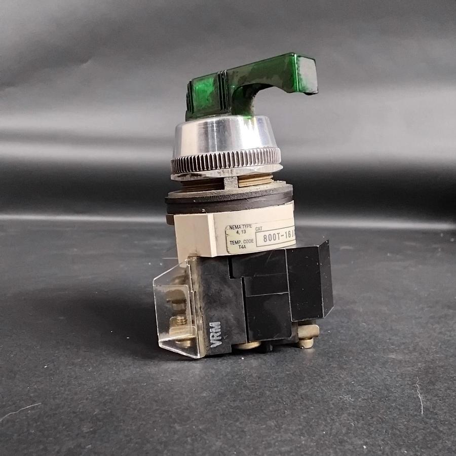 Used ALLEN BRADLEY 800T-16JX17KB7 SER T GREEN SELECTOR SWITCH ($25 OBO)