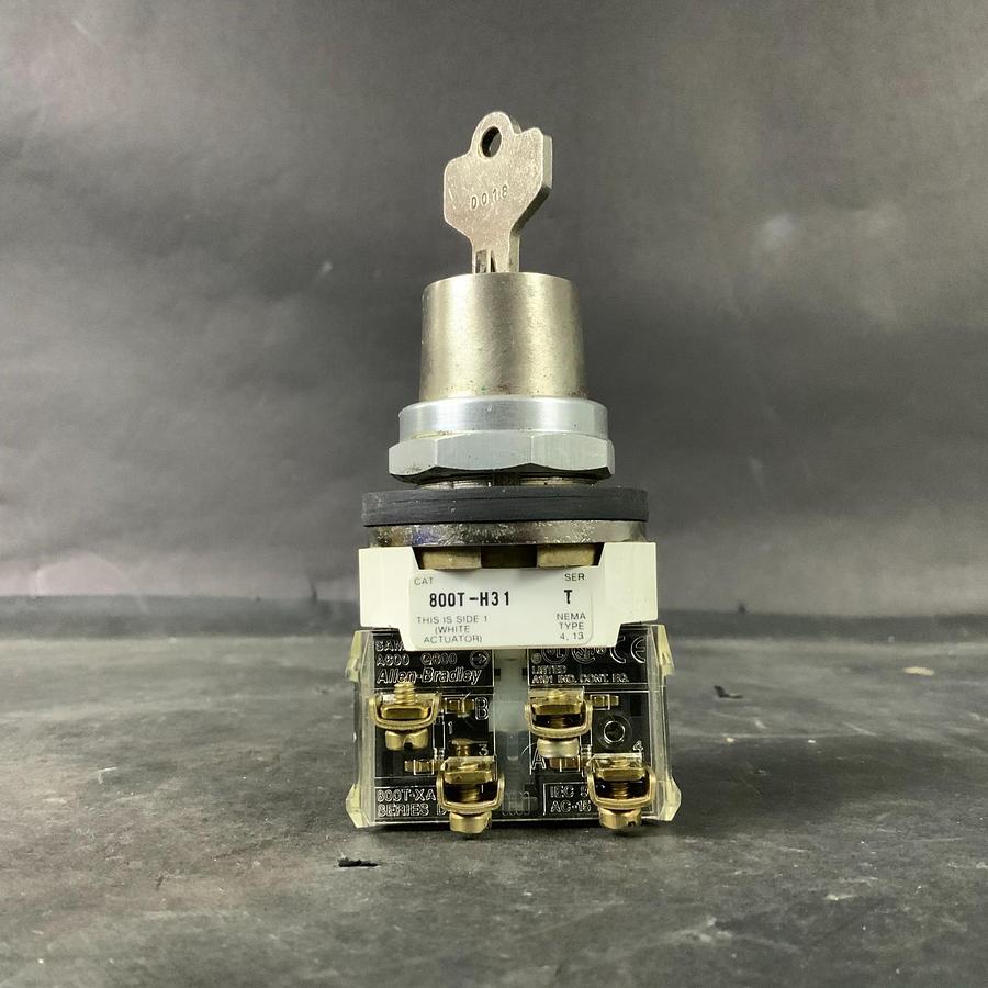 Used ALLEN BRADLEY 800T-H31 KEYED SELECTOR SWITCH ($50 OBO)