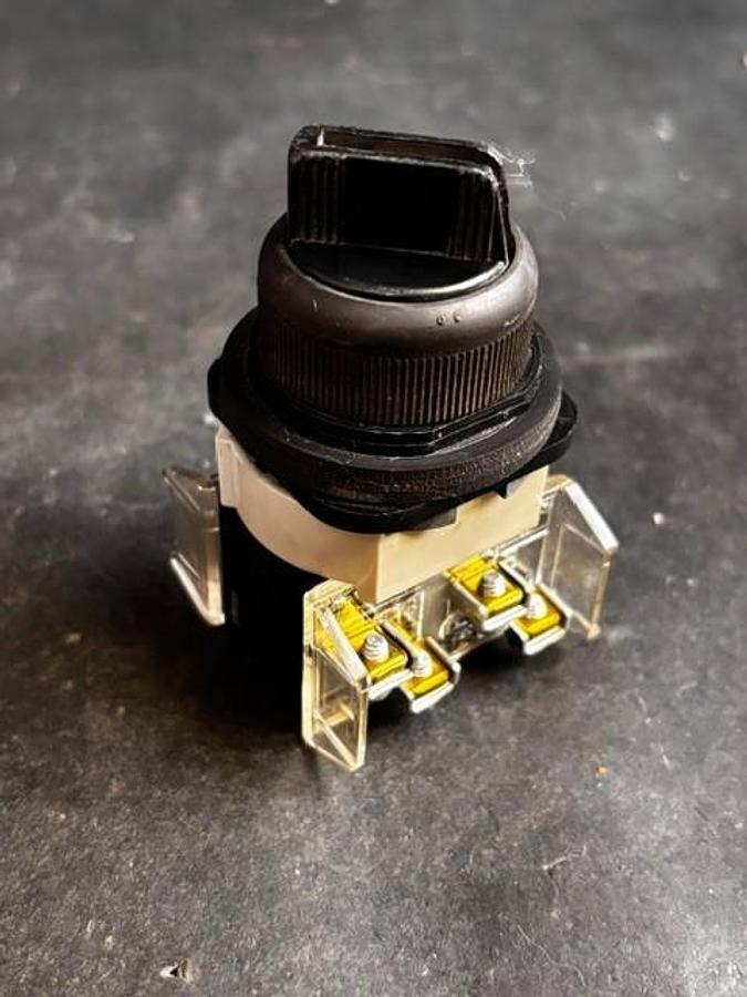 Used ALLEN BRADLEY 800H-JR2 SELECTOR SWITCH ($14 OBO)