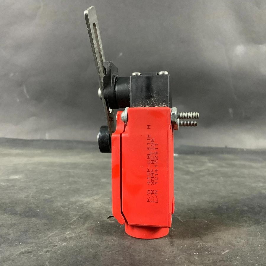 Used ALLEN BRADLEY EN-1088 LIMIT SWITCH W/ ROLLER ($40 OBO)