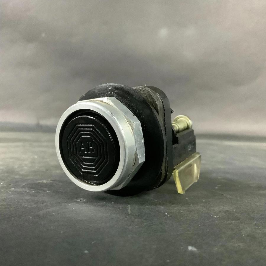 Used ALLEN BRADLEY 800T-A2 SERIES A BLACK PUSHBUTTON ($15 OBO)