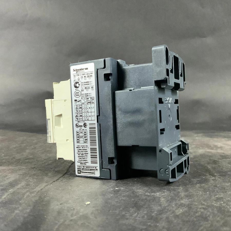 SCHNEIDER ELECTRIC LC1D12 CONTACTOR ($35 OBO)