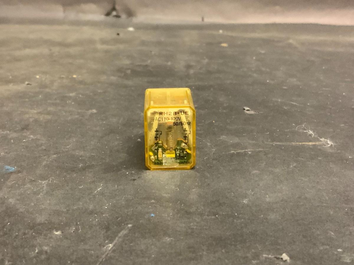 Used IDEC RH2B-ULAC110120V RELAY ($10.50 OBO)