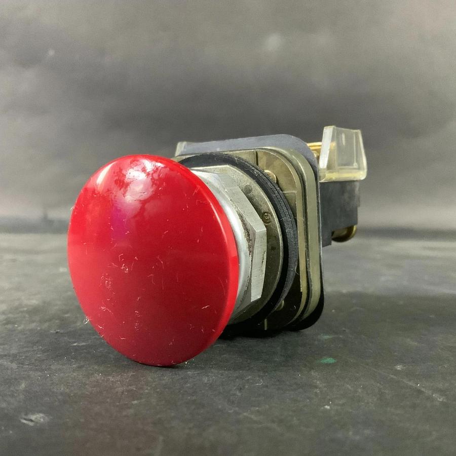 Used ALLEN BRADLEY 800T-D RED PUSHBUTTON ($40 OBO)