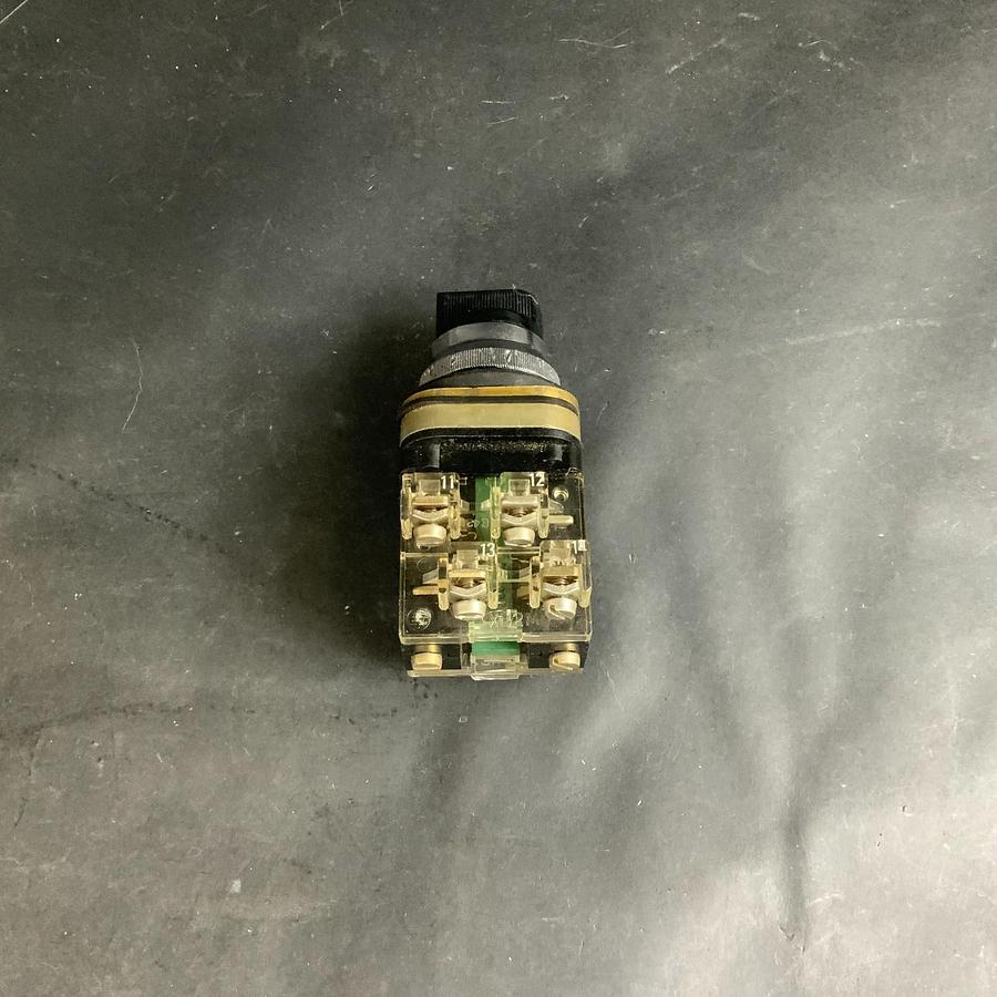 Used TELEMECANIQUE XB2M 3 POSITION SPRING RETURN SELECTOR SWITCH ($15 OBO)