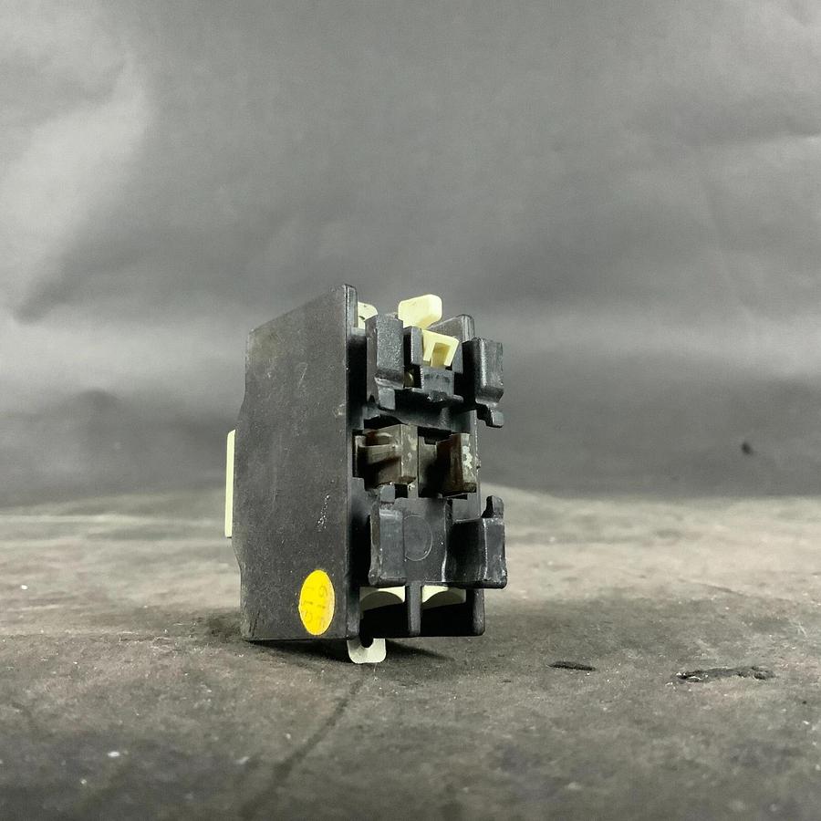 Used KLOCKNER MOELLER 02DIL AUXILIARY CONTACT ($12 OBO)