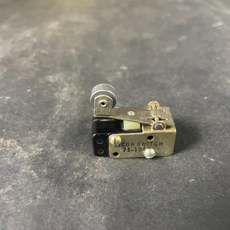 Used LICON 11-304 - MINIATURE SNAP ACTION SWITCH