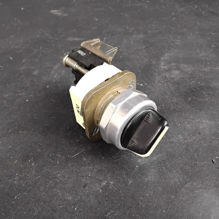 Used ALLEN BRADLEY 800T-H2KE8 SER T SELECTOR SWITCH ($16 OBO)