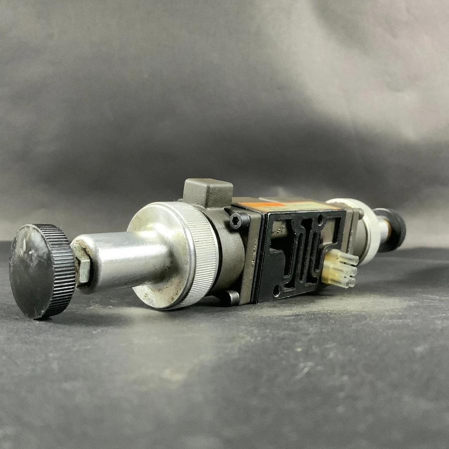 NUMATICS 081RD100J016Y00 PNEUMATIC REGULATOR ($15 OBO)