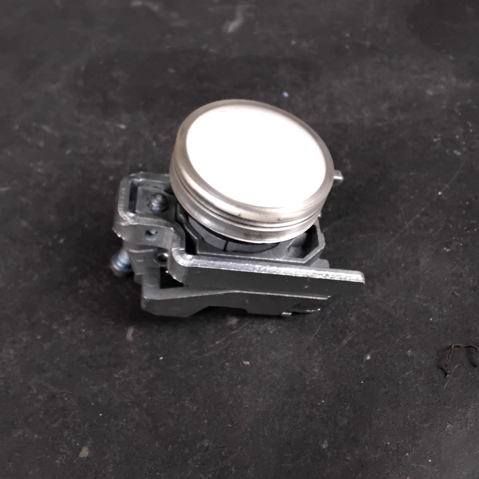 Used SCHNEIDER ELECTRIC ZB4BZ009 MOUNTING BASE ($13 OBO)