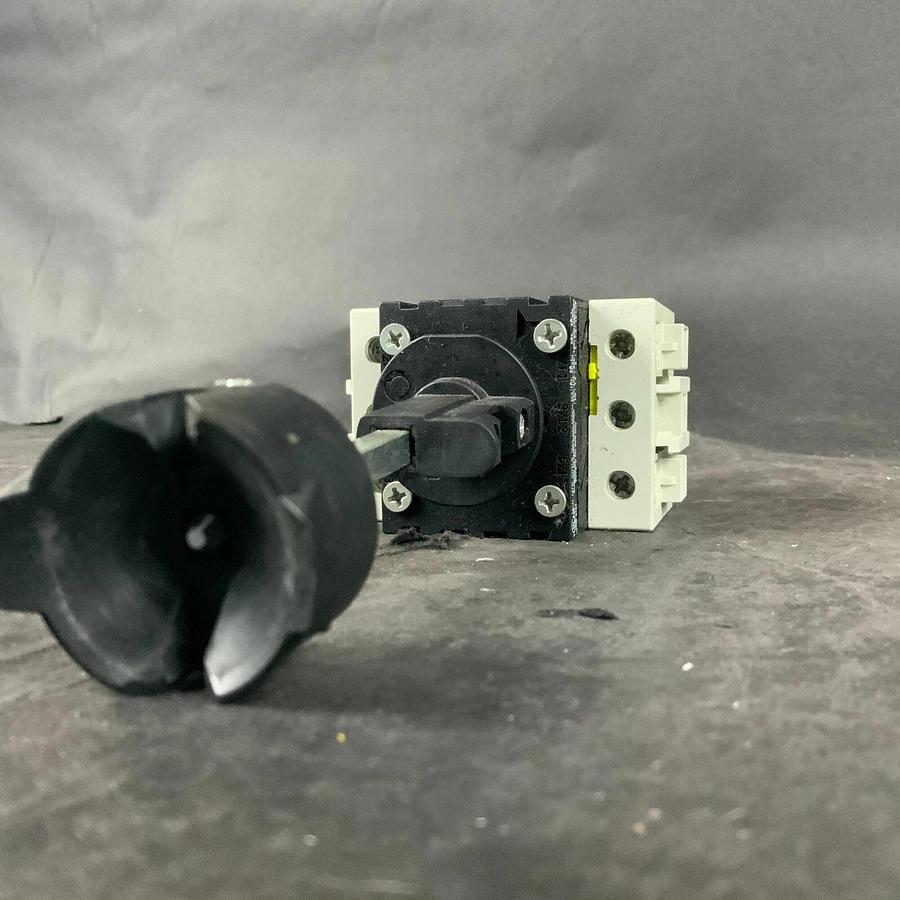 Used BACO CONTROLS 172200 DISCONNECT SWITCH ($ 30 OBO)