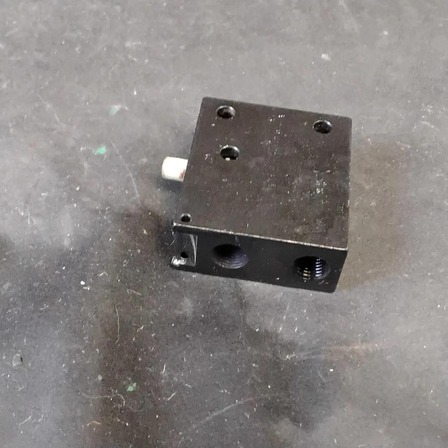 Used MEAD PNEU-FLO SERIES PILOT AIR VALVE 3-WAY ($30 OBO)