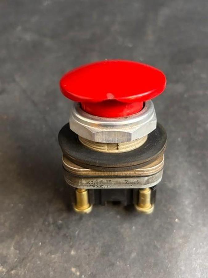 Used ALLEN BRADLEY 800T-FRXTQH24RA1 PUSHBUTTON SWITCH ($15 OBO)
