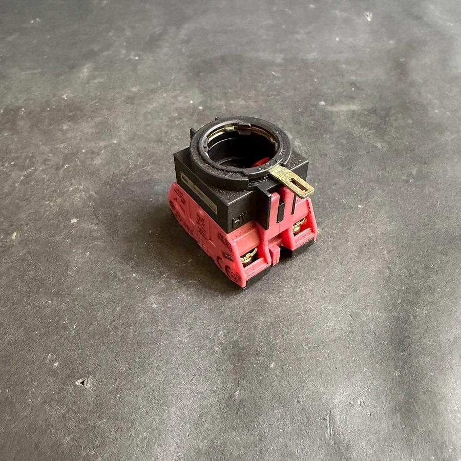 Used IDEC HW-G01 w/ HW-CB02 CONTACT BLOCK ($8 OBO)