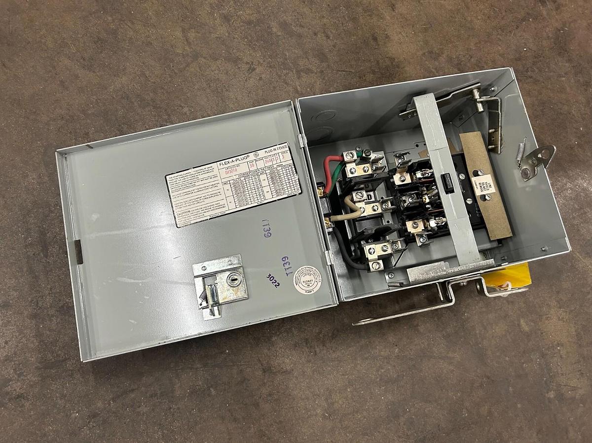 Used BUSS PLUG - General Electric - DH321R ($100 EACH OBO; 7 TOTAL)