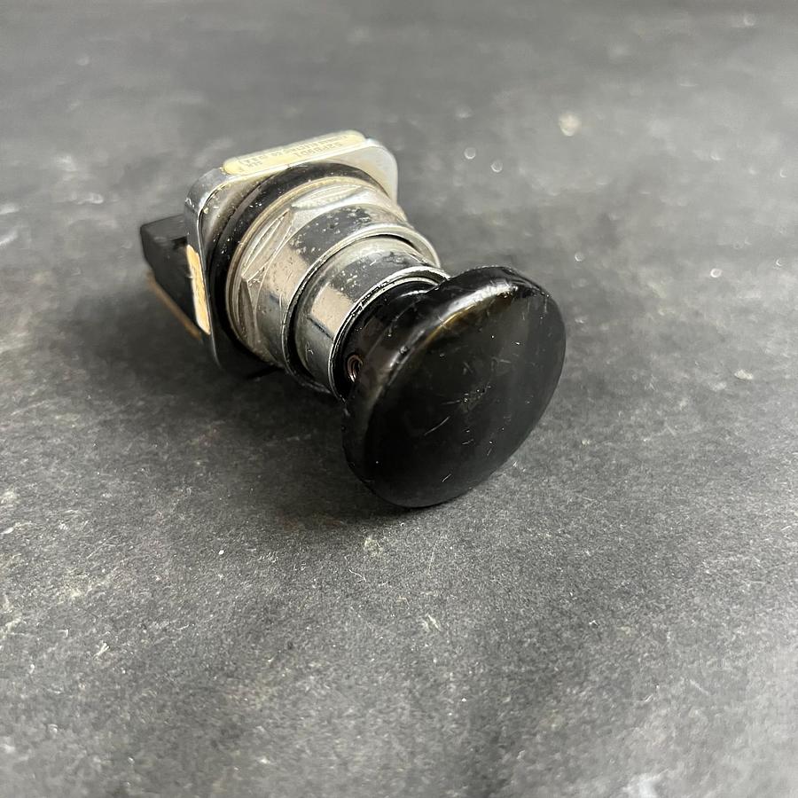 Used FURNAS ELECTRIC 52PB9D1 BLACK PUSHBUTTON ($25 OBO)