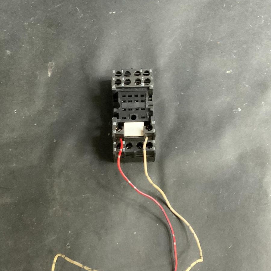 Used ALLEN BRADLEY 700-HN103 SER.B RELAY SOCKET ($7 OBO)