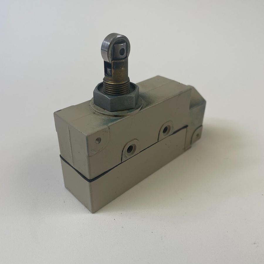 Used OMRON ZE-Q22-2S ENCLOSED LIMIT SWITCH INDUSTRIAL POSITION SENSOR OEM
