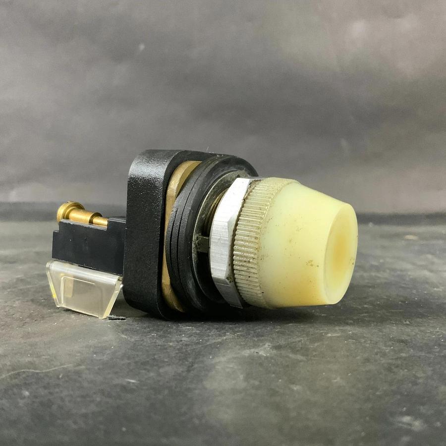 Used ALLEN BRADLEY 800T-Q10 SERIES T WHITE PILOT LIGHT ($15 OBO)