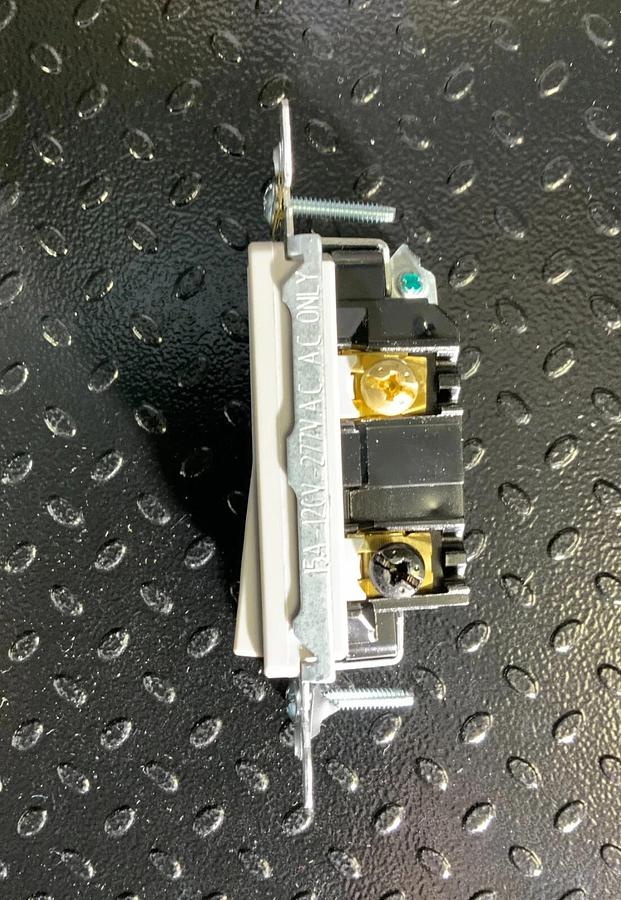 LEVITON DECORA 3 WAY SWITCH - 15A 120/277v ($9.50 OBO)