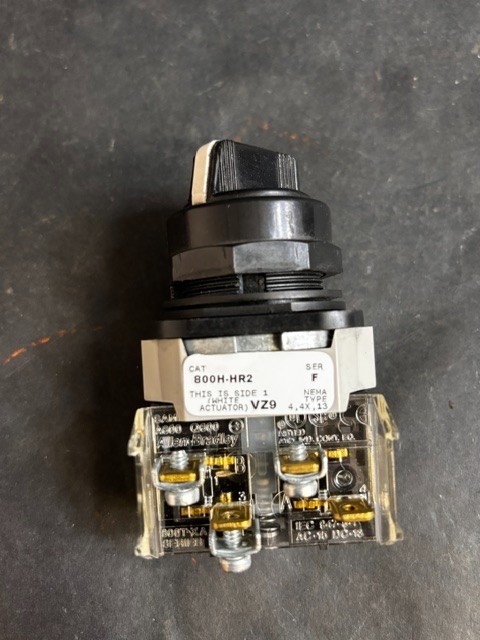 Used ALLEN BRADLEY 800H-HR2 SERIES F SELECTOR SWITCH ($14 OBO)