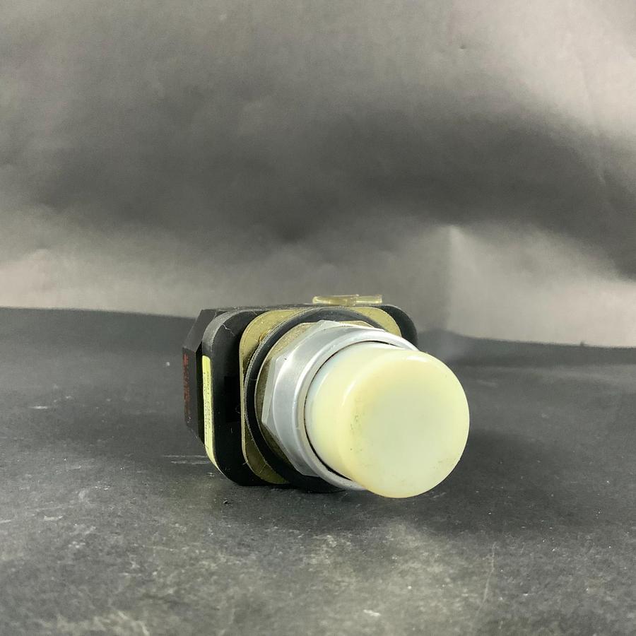Used ALLEN BRADLEY 800T-PB16 WHITE ILLUMINATED PUSH BUTTON ($15 OBO)