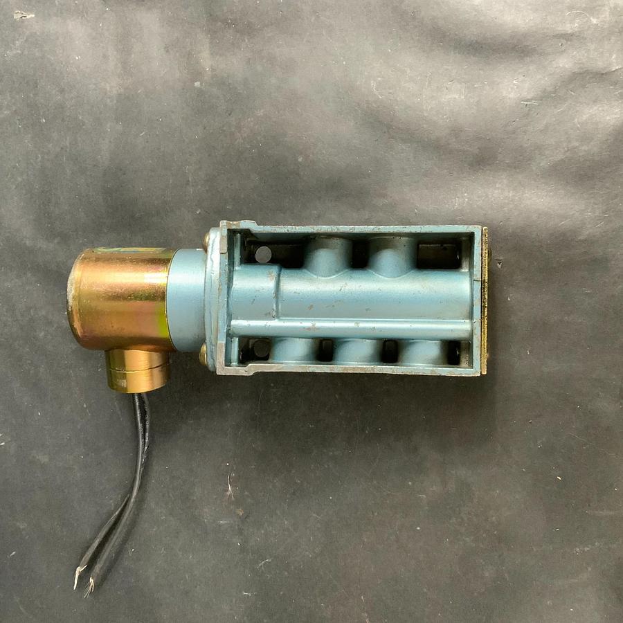 Used SKINNER SOLENOID VALVE H935LB2150 120V AC 1/4 NPT ($115 OBO)