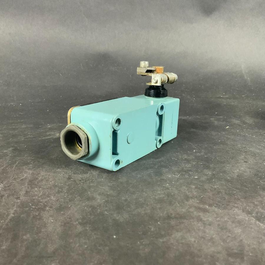 Used TELEMECANIQUE XC2-JC LIMIT SWITCH + ZC2 JE04 HEAD ($25 OBO)