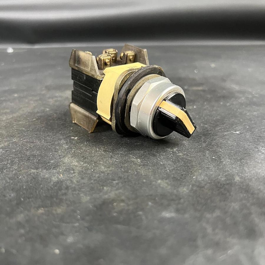 Used ALLEN BRADLEY 800T-J2KC1 SER T SELECTOR SWITCH ($40 OBO)