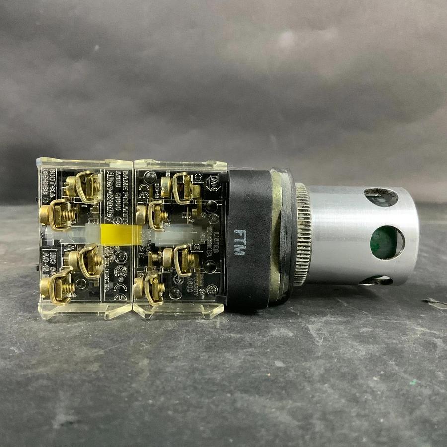 Used ALLEN BRADLEY 800T-FXQ10RA1 SER T GREEN PUSHBUTTON ($80 OBO)