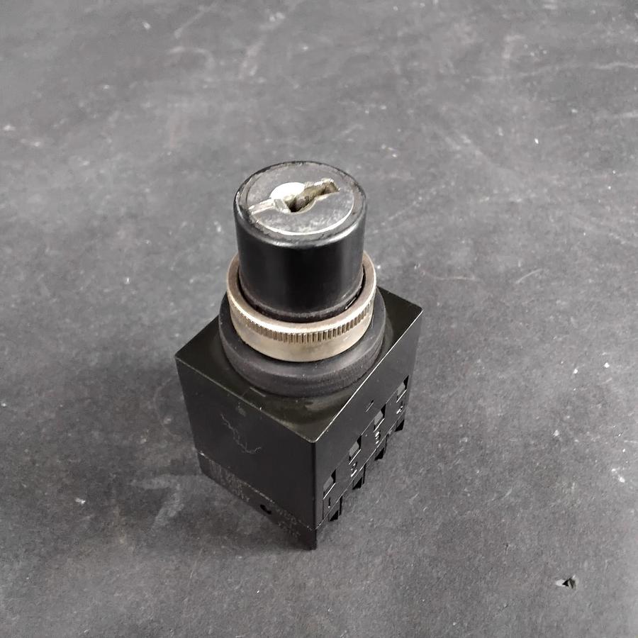 Used HONEYWELL MICROSWITCH 85100 PUSHBUTTON SWITCH ($13 OBO)