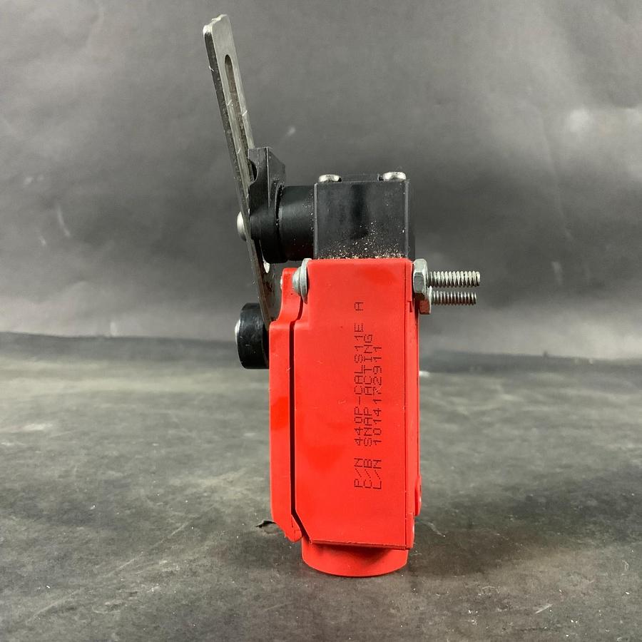 Used ALLEN BRADLEY EN-1088 LIMIT SWITCH W/ ROLLER ($40 OBO)