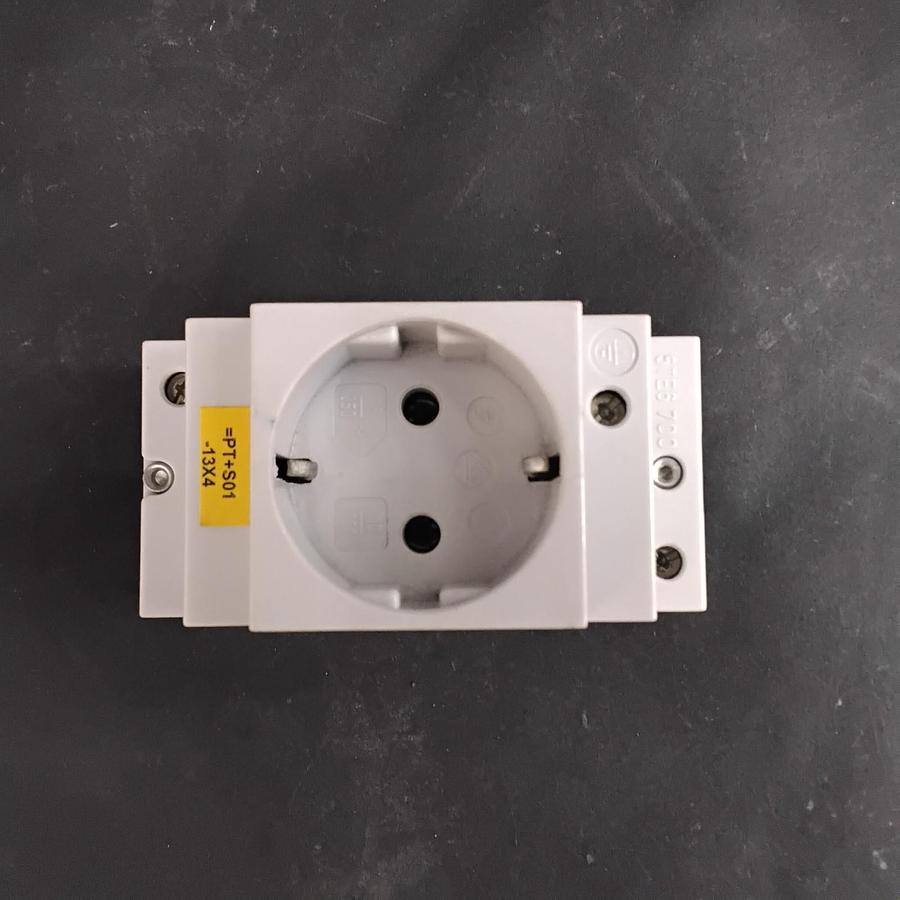 Used SIEMENS 5TE6700 DIN RAIL SOCKET  ($14 OBO)