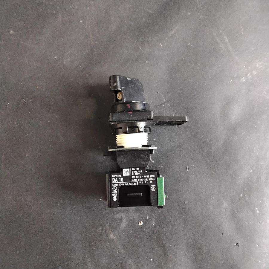 Used TELEMECANIQUE DA10 MOMENTARY SWITCH ($14 OBO)