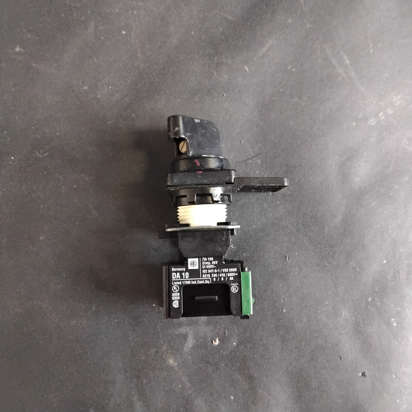 Used TELEMECANIQUE DA10 MOMENTARY SWITCH ($14 OBO)